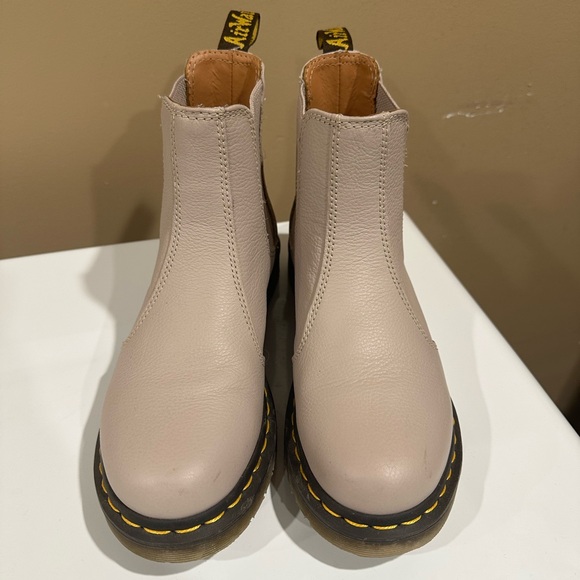 DR.MARTENS 2976 WOMEN'S LEATHER CHELSEA BOOTS in VINTAGE TAUPE — Virginia - Picture 3 of 7